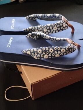 Nautica Navy and White Daisy Strap Flip Flops